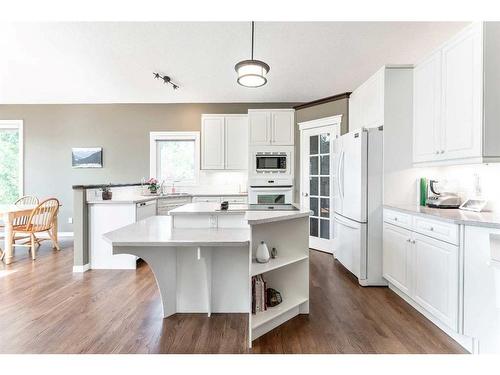 234 Mountain Park Drive Se, Calgary, AB - Indoor Photo Showing Kitchen