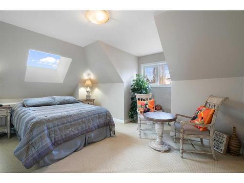 42 Woodhaven Crescent Sw, Calgary, AB - Indoor Photo Showing Bedroom