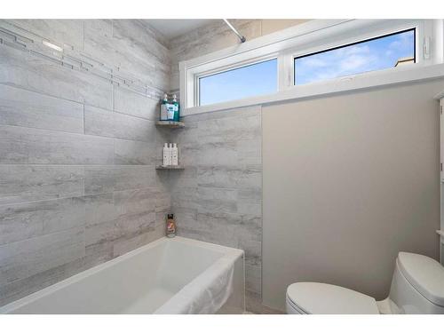 42 Woodhaven Crescent Sw, Calgary, AB - Indoor Photo Showing Bathroom