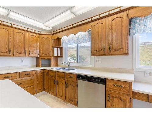 6232 Dalmarnock Crescent Nw, Calgary, AB - Indoor Photo Showing Kitchen With Double Sink