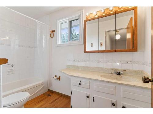 6232 Dalmarnock Crescent Nw, Calgary, AB - Indoor Photo Showing Bathroom