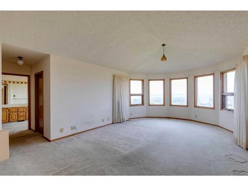 29 Edelweiss Point Nw, Calgary, AB - Indoor Photo Showing Other Room