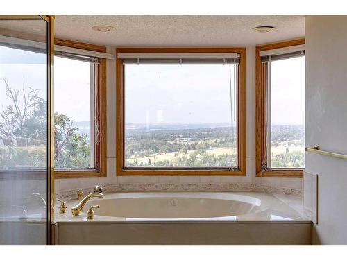 29 Edelweiss Point Nw, Calgary, AB - Indoor Photo Showing Bathroom