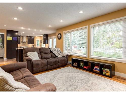 179 Scenic Park Crescent Nw, Calgary, AB - Indoor Photo Showing Living Room