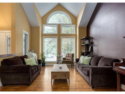 179 Scenic Park Crescent Nw, Calgary, AB - Indoor Photo Showing Living Room