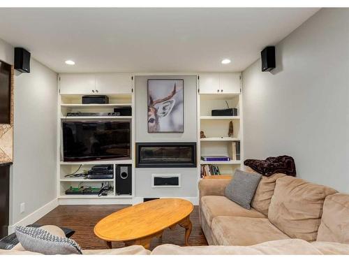 179 Scenic Park Crescent Nw, Calgary, AB - Indoor Photo Showing Living Room