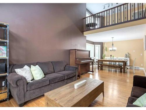 179 Scenic Park Crescent Nw, Calgary, AB - Indoor Photo Showing Living Room