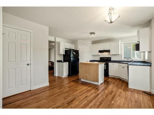 296 Mt Aberdeen Close Se, Calgary, AB - Indoor Photo Showing Kitchen