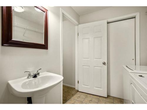 296 Mt Aberdeen Close Se, Calgary, AB - Indoor Photo Showing Bathroom