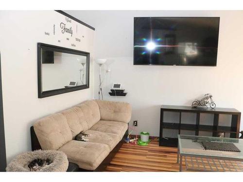 167 Covington Close Ne, Calgary, AB - Indoor Photo Showing Living Room