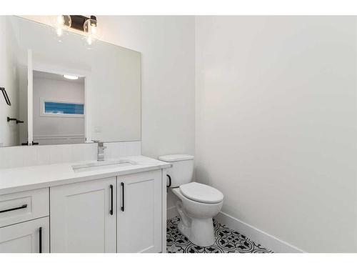 710 Mandalay Boulevard, Carstairs, AB - Indoor Photo Showing Bathroom