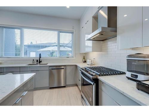 2407 28 Avenue Sw, Calgary, AB - Indoor Photo Showing Kitchen With Stainless Steel Kitchen With Upgraded Kitchen