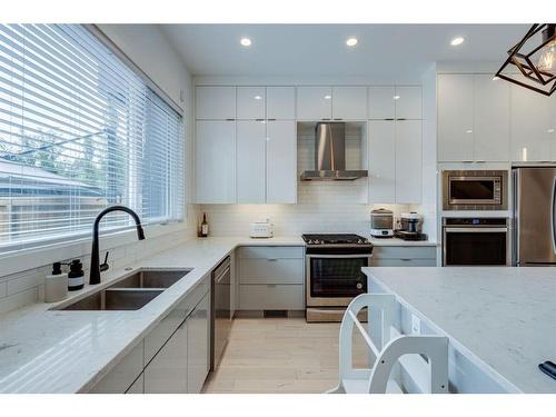 2407 28 Avenue Sw, Calgary, AB - Indoor Photo Showing Kitchen With Stainless Steel Kitchen With Double Sink With Upgraded Kitchen