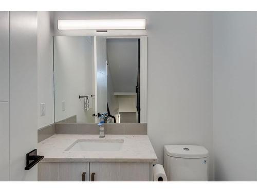 2407 28 Avenue Sw, Calgary, AB - Indoor Photo Showing Bathroom