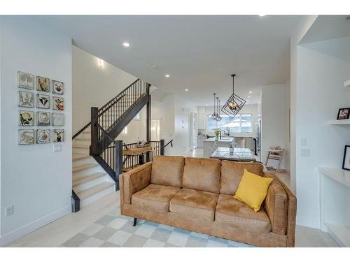 2407 28 Avenue Sw, Calgary, AB - Indoor Photo Showing Living Room