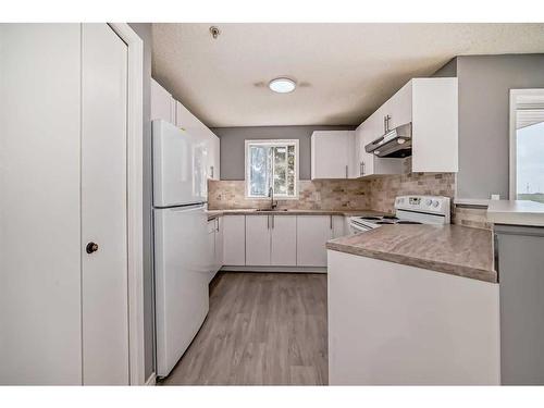 218-3000 Somervale Court Sw, Calgary, AB - Indoor Photo Showing Kitchen