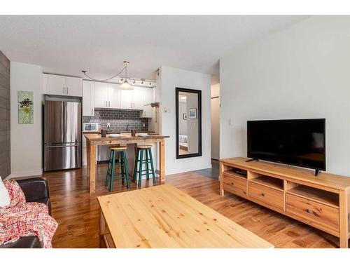 306-835 19 Avenue Sw, Calgary, AB - Indoor Photo Showing Living Room