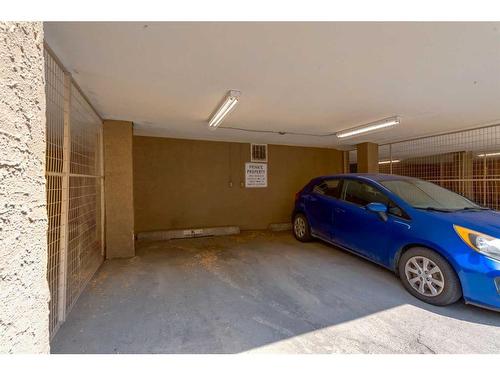 306-835 19 Avenue Sw, Calgary, AB - Indoor Photo Showing Garage