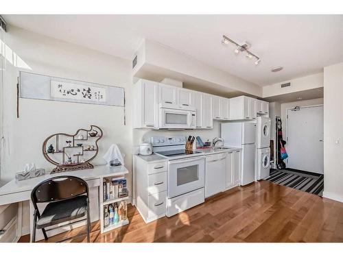 1709-3830 Brentwood Road Nw, Calgary, AB - Indoor Photo Showing Kitchen