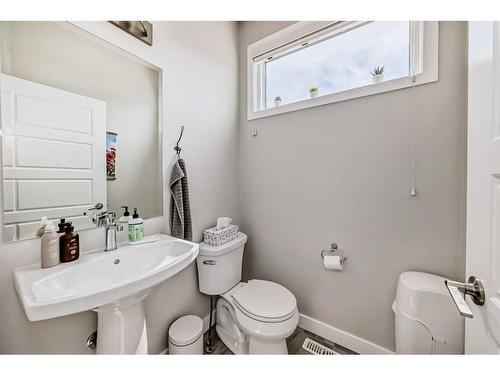 47 Belmont Gardens Sw, Calgary, AB - Indoor Photo Showing Bathroom