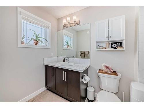 47 Belmont Gardens Sw, Calgary, AB - Indoor Photo Showing Bathroom