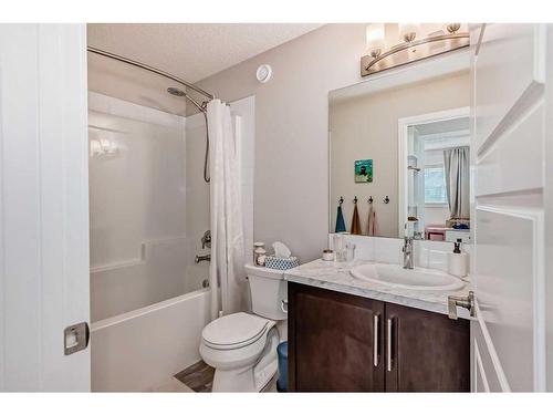 47 Belmont Gardens Sw, Calgary, AB - Indoor Photo Showing Bathroom