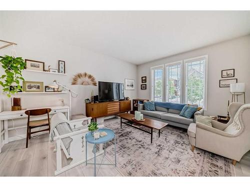 47 Belmont Gardens Sw, Calgary, AB - Indoor Photo Showing Living Room