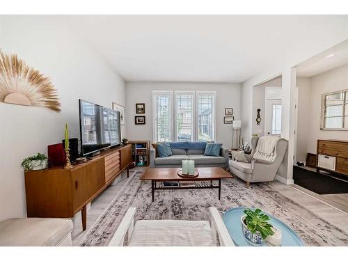 47 Belmont Gardens Sw, Calgary, AB - Indoor Photo Showing Living Room