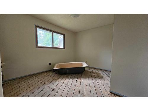 264 99 Avenue Se, Calgary, AB - Indoor Photo Showing Other Room