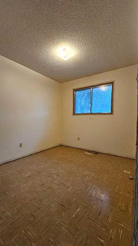 264 99 Avenue Se, Calgary, AB - Indoor Photo Showing Other Room