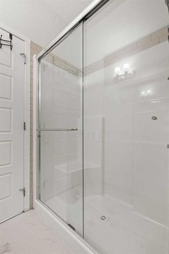 208-40 Carrington Plaza Nw, Calgary, AB - Indoor Photo Showing Bathroom