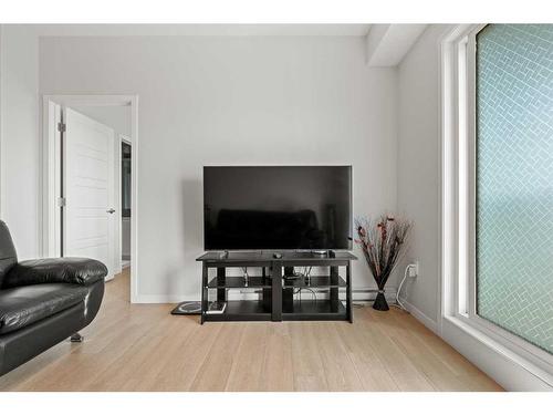 208-40 Carrington Plaza Nw, Calgary, AB - Indoor Photo Showing Living Room