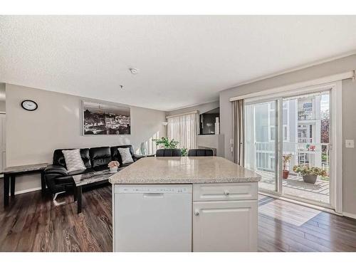 204-3204 Valleyview Park Se, Calgary, AB - Indoor Photo Showing Kitchen