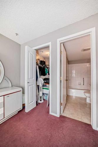 204-3204 Valleyview Park Se, Calgary, AB - Indoor Photo Showing Laundry Room