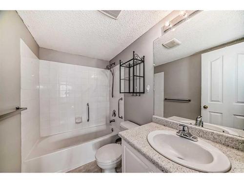 204-3204 Valleyview Park Se, Calgary, AB - Indoor Photo Showing Bathroom