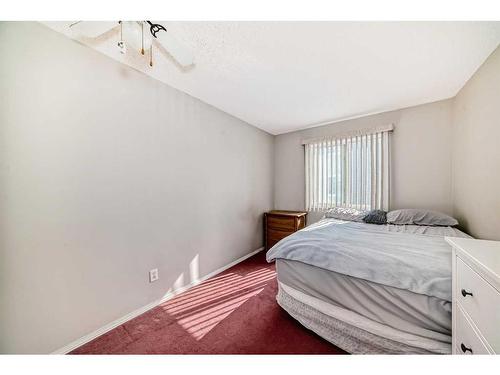 204-3204 Valleyview Park Se, Calgary, AB - Indoor Photo Showing Bedroom