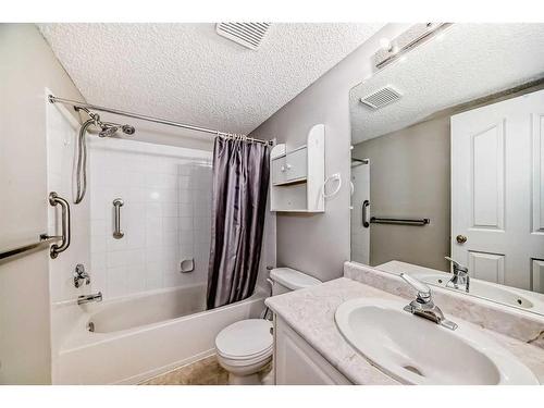 204-3204 Valleyview Park Se, Calgary, AB - Indoor Photo Showing Bathroom