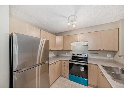 4210-604 8 Street Sw, Airdrie, AB - Indoor Photo Showing Kitchen With Stainless Steel Kitchen With Double Sink