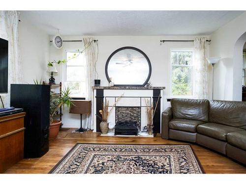 4736 54 Street, Red Deer, AB - Indoor Photo Showing Living Room