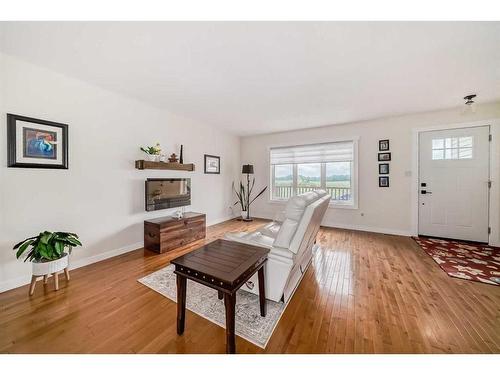 4716 42 Street, Mayerthorpe, AB - Indoor Photo Showing Living Room