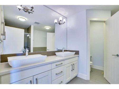 208 Quarry Park Boulevard Se, Calgary, AB - Indoor Photo Showing Bathroom