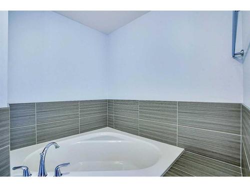 208 Quarry Park Boulevard Se, Calgary, AB - Indoor Photo Showing Bathroom