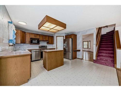 27 Coral Sands Place Ne, Calgary, AB - Indoor Photo Showing Kitchen