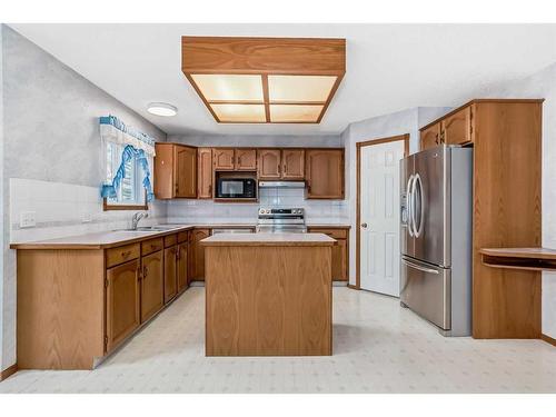 27 Coral Sands Place Ne, Calgary, AB - Indoor Photo Showing Kitchen