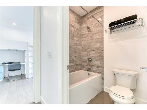 213 12A Street Ne, Calgary, AB - Indoor Photo Showing Bathroom