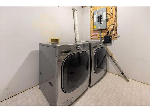 6 Abbeydale Villas Ne, Calgary, AB - Indoor Photo Showing Laundry Room