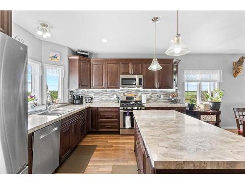 27138 Highway 27 Highway, Rural Mountain View County, AB - Indoor Photo Showing Kitchen With Double Sink With Upgraded Kitchen