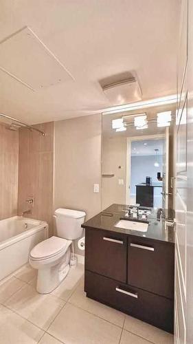 2904-225 11 Avenue Se, Calgary, AB - Indoor Photo Showing Bathroom