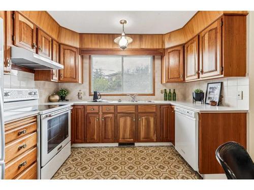 5348 La Salle Crescent Sw, Calgary, AB - Indoor Photo Showing Kitchen With Double Sink