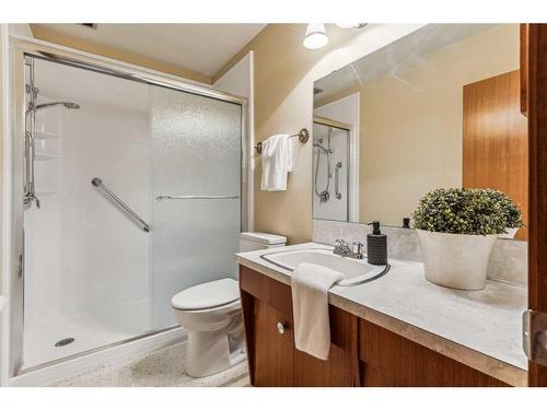 5348 La Salle Crescent Sw, Calgary, AB - Indoor Photo Showing Bathroom